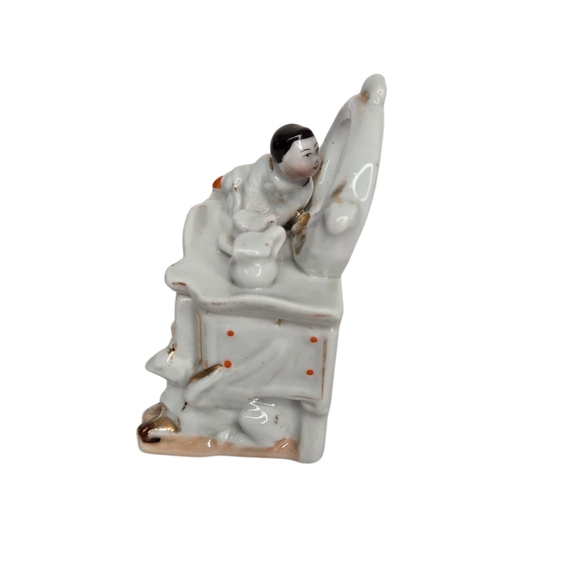 1900 German Fairing Box, Child On FireplaceMantle, Porcelain Dresser Box - Picture 5 of 11